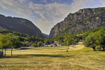 Afurja, near Quba, Azerbaijan (David Davidson)  [flickr.com]  CC BY 
Información sobre la licencia en 'Verificación de las fuentes de la imagen'