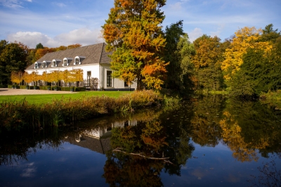 Autumn at Engelenburg Castle (Roman Boed)  [flickr.com]  CC BY 
Información sobre la licencia en 'Verificación de las fuentes de la imagen'