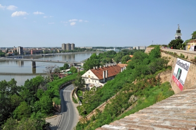 Serbia-0327 - Views form the Petrovaradin Fortress (Dennis Jarvis)  [flickr.com]  CC BY-SA 
Información sobre la licencia en 'Verificación de las fuentes de la imagen'