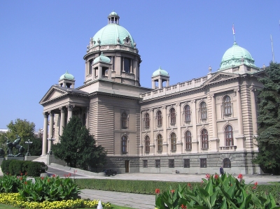 Serbian National Assembly building in Belgrade (Filip Maljkovi?)  [flickr.com]  CC BY-SA 
Información sobre la licencia en 'Verificación de las fuentes de la imagen'